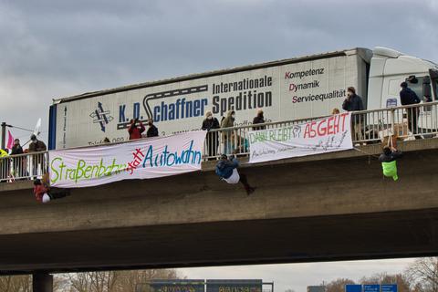 Klimaaktivisten Seilen Sich Von Autobahnbrücke Ab